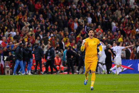 Lloris celebrates the 1-1 in the 90th minute in the Vicente