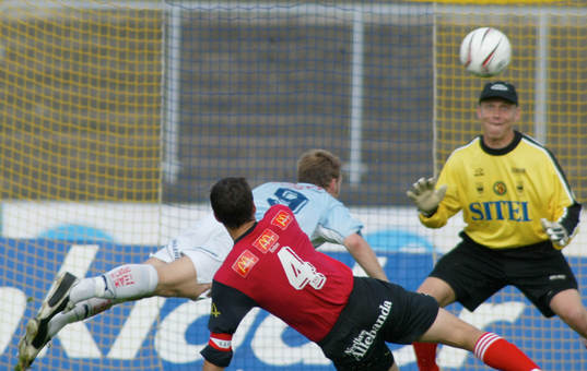2-målssksytten Niklas Skoog flygande nick mot Anders