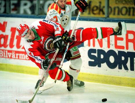 Tommy Sjödin stoppar Peter Ström