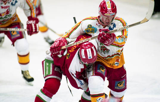 Henrik Sedin, Modo trycker till en frölundaspelare