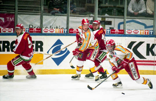 Mattias Weinhandl med pucken och i bakgrunden Daniel Sedin,