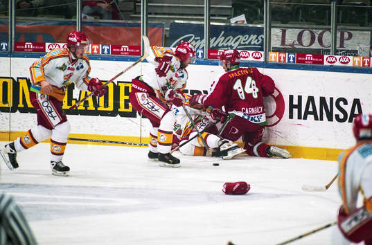 Patrik Carnbäck, Frölunda sitter över en modospelare