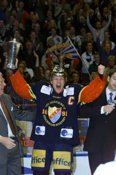 Charles Berglund, Djurgården, jublar med pokalen
