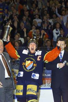 Djurgårdens lagkapten Charles Berglund jublar