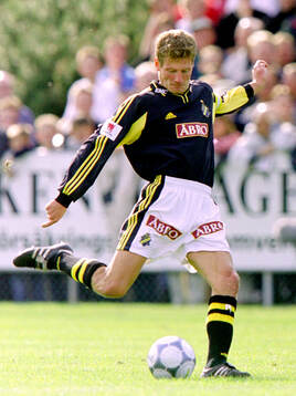 AIK:s Michael Brundin skjuter
