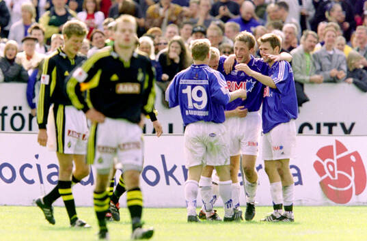 Halmstads spelare jublar sedan AIK:s Mattias Thylander