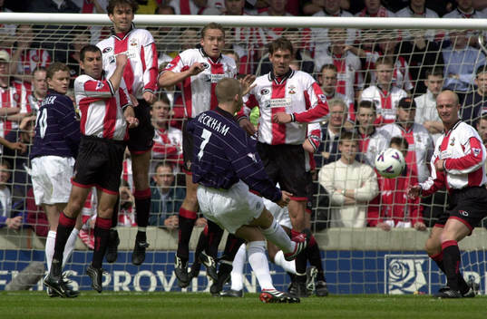 David Beckham, Manchester United skruvar in en frispark