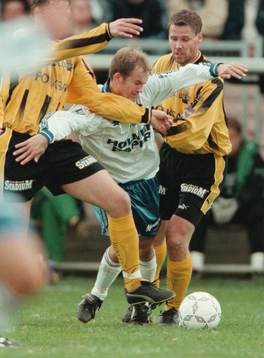 Hans Eskilsson stoppar  Jonas Wallerstedt