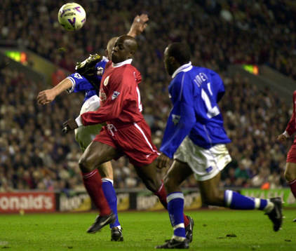 Liverpools Titi Camara utmanar Leicesters Matt Elliot och