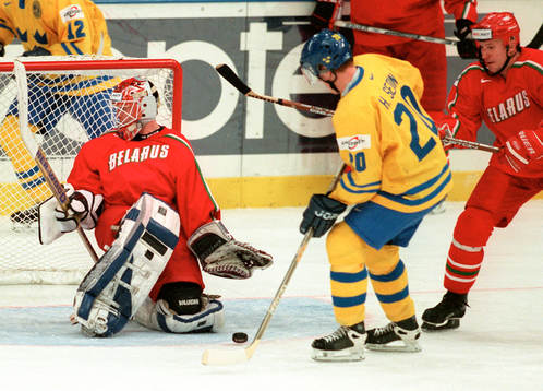 Henrik Sedin, Sverige, framför mål
