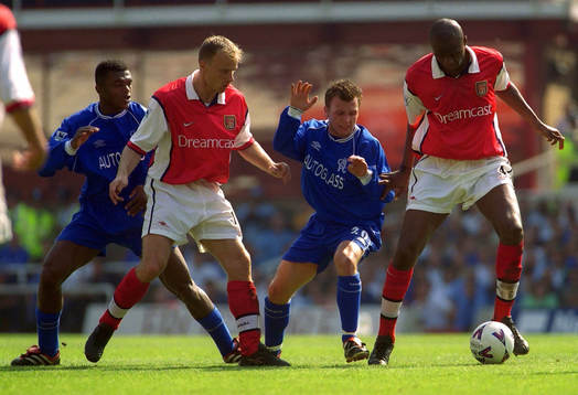 Chelseas Jody Morris blir klämd mellan Arsenalspelarna