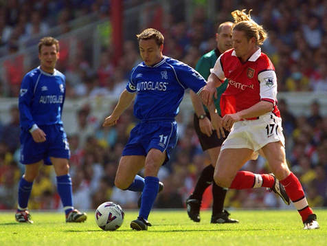 Chelseas Dennis Wise håller undan för Arsenals Emmanuel