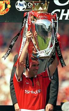 Roy Keane lyfter ligapokalen