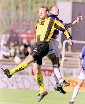 Häckens Kim Källström i nickduell mot Trelleborgs Tommi
