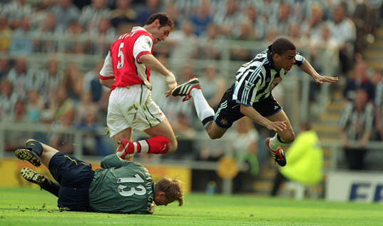 Kieron Dyer, Newcastle flyger över Martin Keown, Arsenal