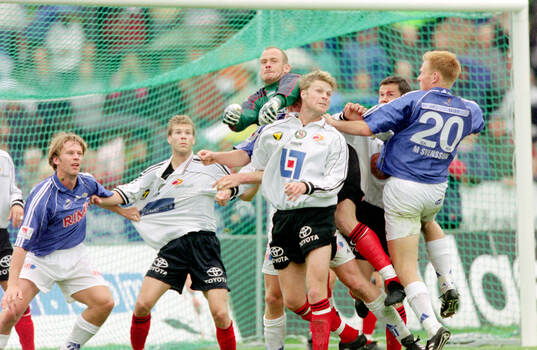 Örebros målvakt Peter Westman boxar bollen