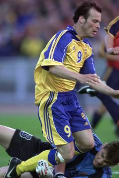 Fredrik Ljungberg fälls av Iker Castillas, Spanien med