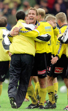 Mjällbys spelare med Jens Hermansson jublar