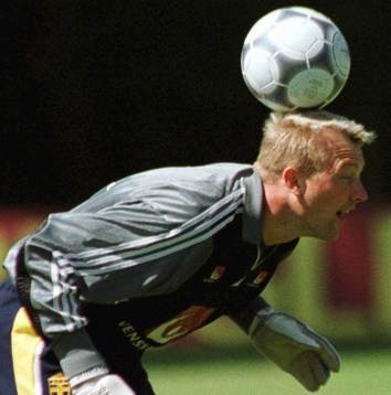 EM i Holland / Belgien Fotbolls-EM 2000.Magnus Hedman visar