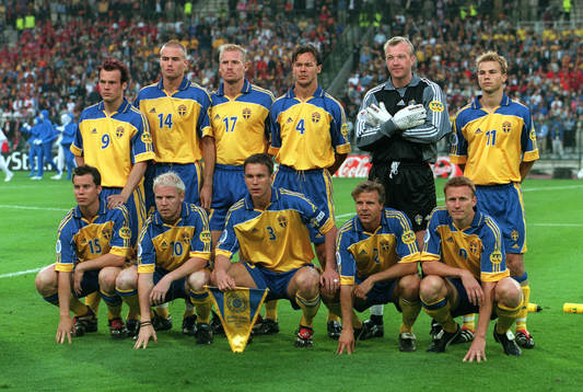 Bakre fr.v. Fredrik Ljungberg, Olof Mellberg, Johan