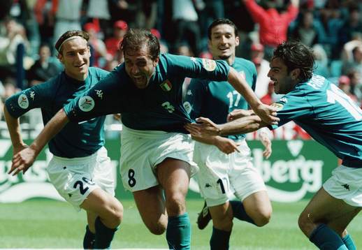 Antonio Conte (8) har gjort 0-1 och gratuleras av fr.v.