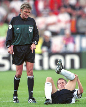 Domaren Anders Frisk, Sverige ser till Michael Owen,