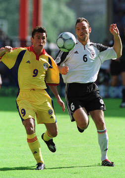 Jens Nowotny, Tyskland och Viorel Moldovan, Rumänien