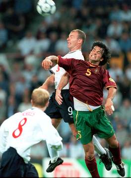 Alan Shearer, England i nickduell med Fernando Couto,