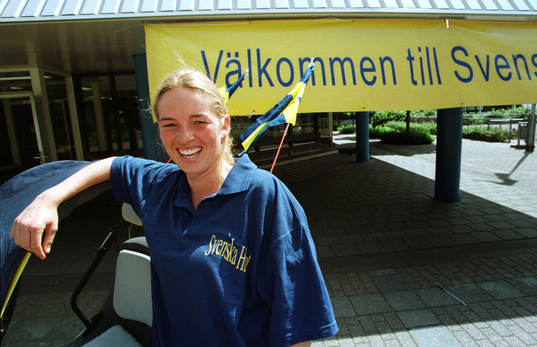 (Supporter Sverige) Ingrid van Mierlo tar hand om