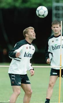 Bent Skammelsrud spelar fotbollstennis