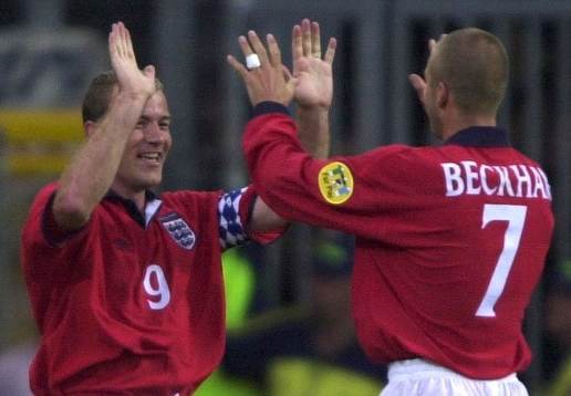 Alan Shearer saluterar