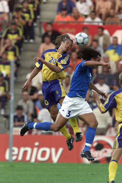 Henrik Larsson, Sverige vinner en luftduell mot Paolo