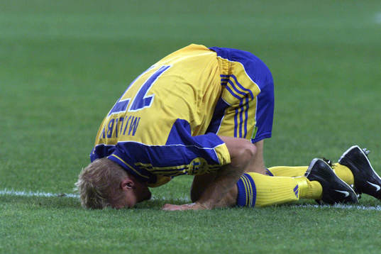 Johan Mjällby, Sverige biter i gräset