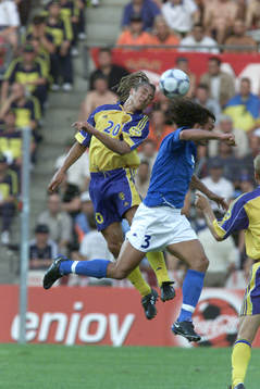 Henrik Larsson, Sverige vinner en höjdduell mot Paolo