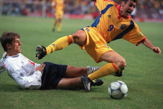 Phil Neville, England fäller Viorel Moldovan, Rumänien