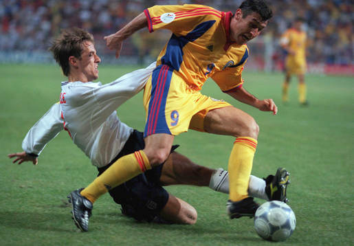 Phil Neville, England fäller Viorel Moldovan, Rumänien