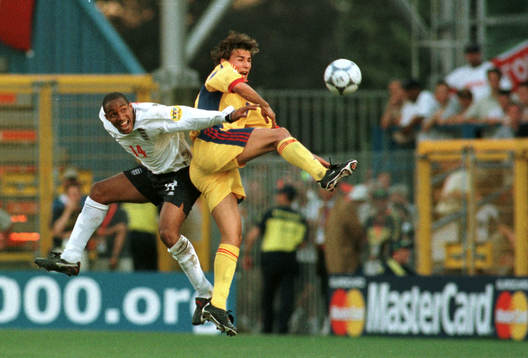 Paul Ince, England och Adrian Mutu, Rumänien