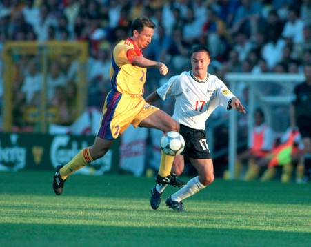 Fotboll, EM. England - Rumänien.Dan Petrescu, Rumänien