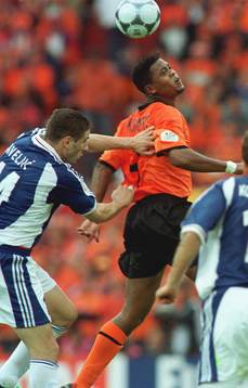 Patrick Kluivert, Holland vinner en nickduell