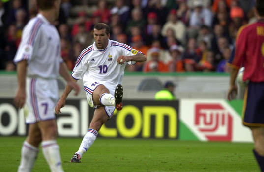 Zinedine Zidane, Frankrike gör 1-0 på frispark