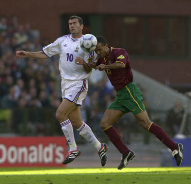 Zinedine Zidane, Frankrike i en luftduell med Francisco