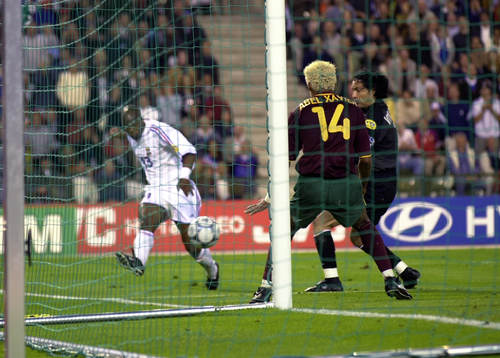 Sylvain Wiltord, Frankrike skjuter bollen på handen på