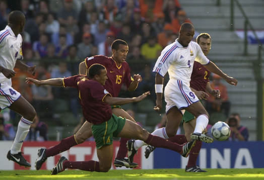Nicolas Anelka, Frankrike omringad av Jose Vidigal,