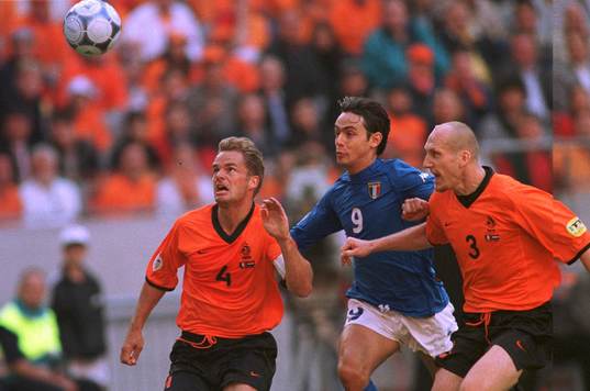 Frank De Boer och Jaap Stam stoppar Filippo Inzaghi