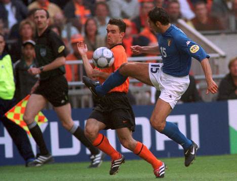 Marc Overmars och Mark Iuliano kämpar om bollen