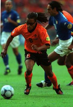 Edgar Davids drar upp ett anfall