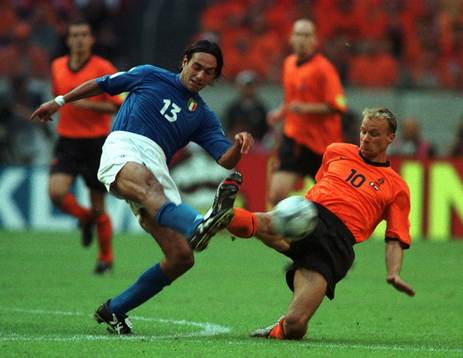 Alessandro Nesta och Dennis Bergkamp i kamp om bollen