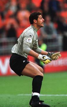 Italiens stora hjälte, Francesco Toldo har här räddat