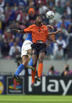 Patrick Kluivert, Holland vinner en höjdduell mot Mark