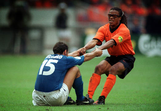 Edgar Davids, Holland hjälper Mark Iuliano, Italien upp